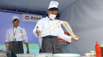 拉面技藝哪家強？來看青?；〉倪@場比拼！