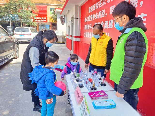 圩仔居民在宣傳攤位前駐足觀看、了解仿真毒品.jpg